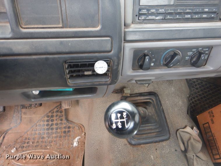 image for item FF9224 1997 Ford F450 Super Duty utility truck