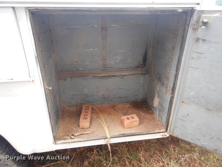 image for item FF9224 1997 Ford F450 Super Duty utility truck