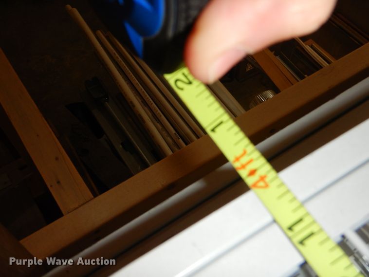 image for item GB9635 Approximately 13 T5 light fixtures