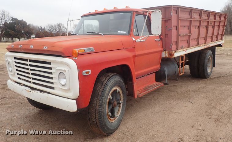 image for item GF9546 1972 Ford 600 dump flatbed truck