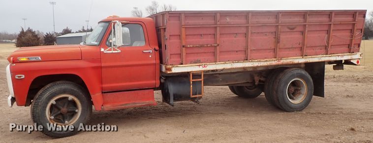 image for item GF9546 1972 Ford 600 dump flatbed truck