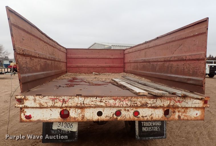 image for item GF9546 1972 Ford 600 dump flatbed truck