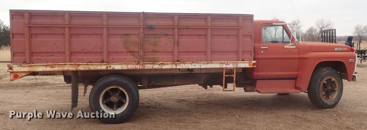 image for item GF9546 1972 Ford 600 dump flatbed truck