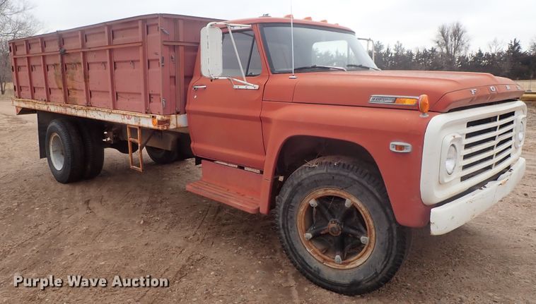 image for item GF9546 1972 Ford 600 dump flatbed truck