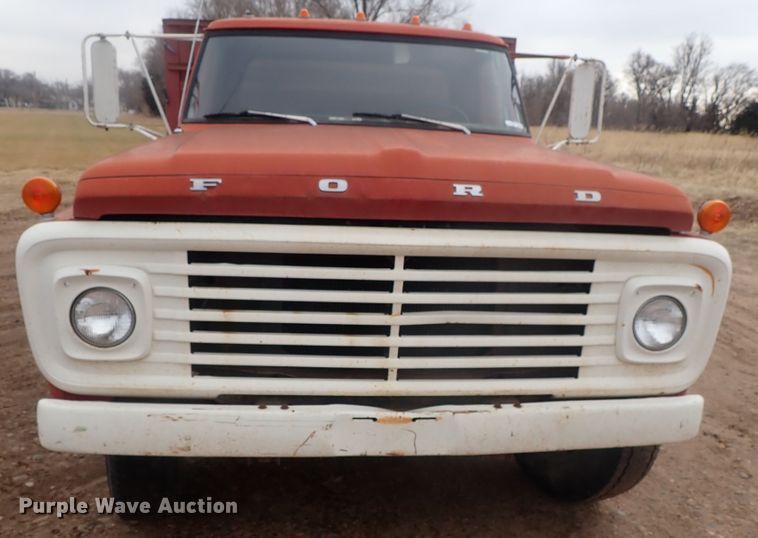 image for item GF9546 1972 Ford 600 dump flatbed truck