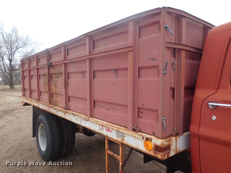 image for item GF9546 1972 Ford 600 dump flatbed truck