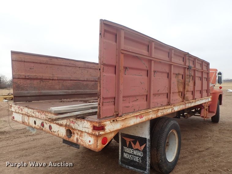 image for item GF9546 1972 Ford 600 dump flatbed truck