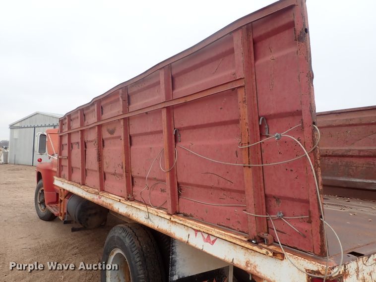 image for item GF9546 1972 Ford 600 dump flatbed truck