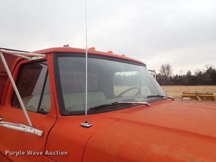 image for item GF9546 1972 Ford 600 dump flatbed truck