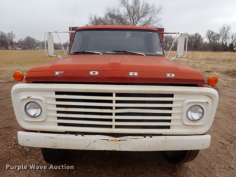 image for item GF9546 1972 Ford 600 dump flatbed truck