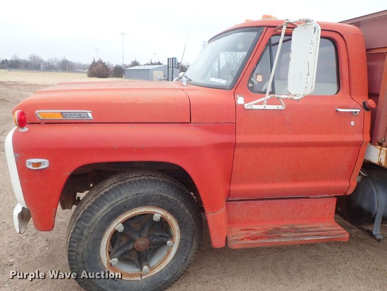 image for item GF9546 1972 Ford 600 dump flatbed truck