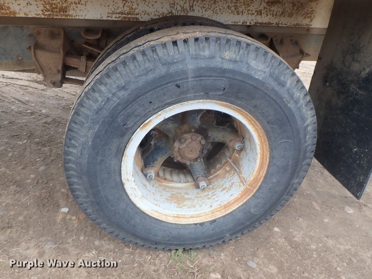 image for item GF9546 1972 Ford 600 dump flatbed truck