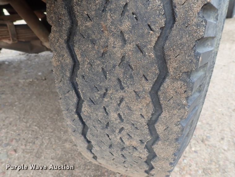 image for item GF9546 1972 Ford 600 dump flatbed truck