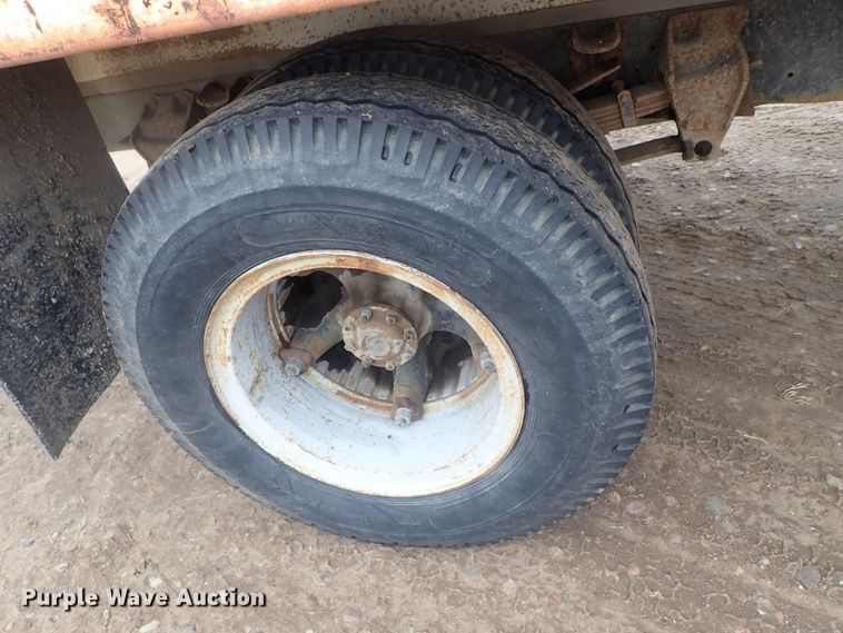 image for item GF9546 1972 Ford 600 dump flatbed truck