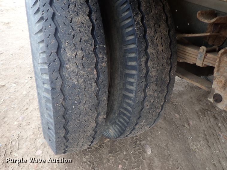 image for item GF9546 1972 Ford 600 dump flatbed truck