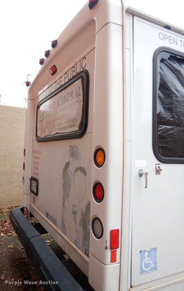 image for item GF9987 2008 Ford Econoline E450 shuttle bus