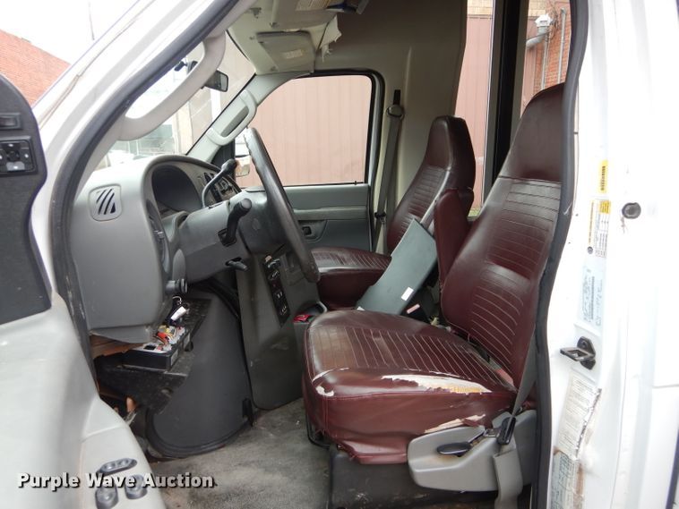 image for item GF9987 2008 Ford Econoline E450 shuttle bus
