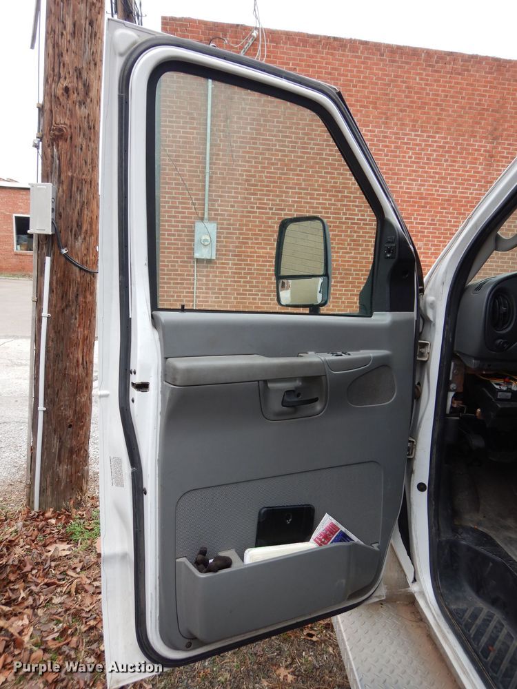 image for item GF9987 2008 Ford Econoline E450 shuttle bus