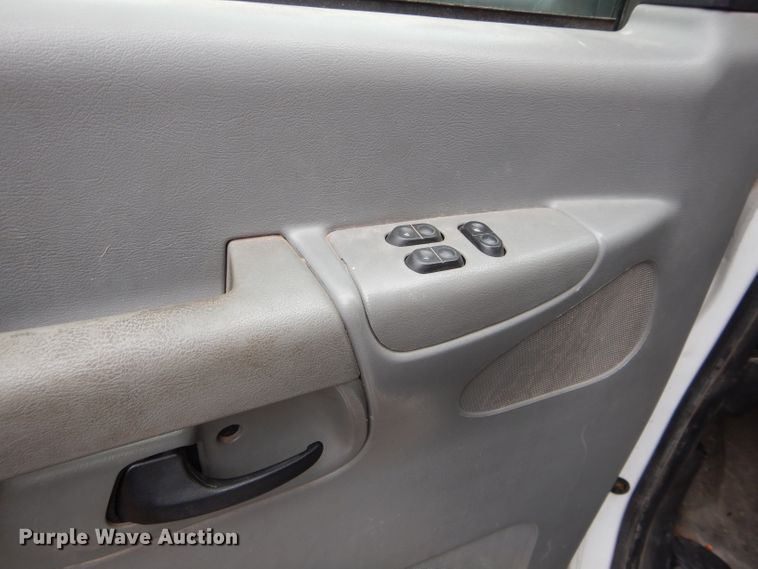 image for item GF9987 2008 Ford Econoline E450 shuttle bus