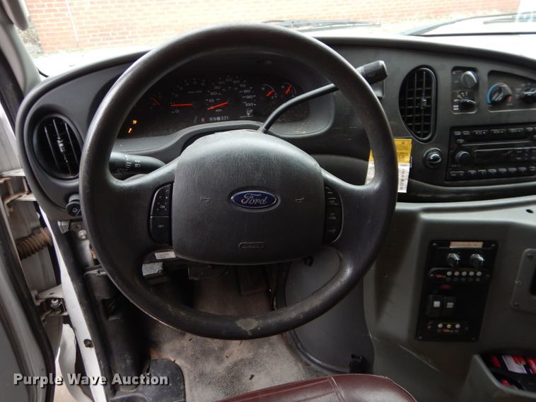 image for item GF9987 2008 Ford Econoline E450 shuttle bus