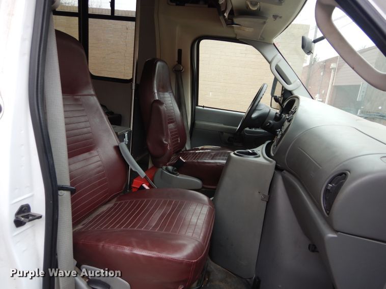 image for item GF9987 2008 Ford Econoline E450 shuttle bus