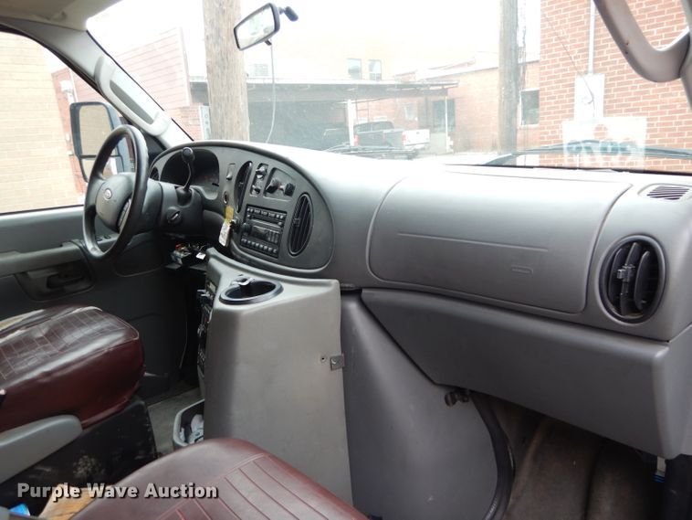 image for item GF9987 2008 Ford Econoline E450 shuttle bus