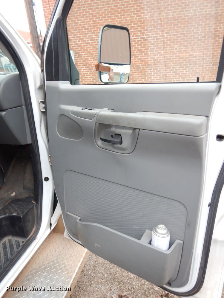 image for item GF9987 2008 Ford Econoline E450 shuttle bus