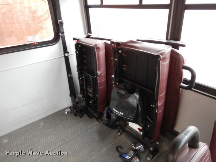 image for item GF9987 2008 Ford Econoline E450 shuttle bus