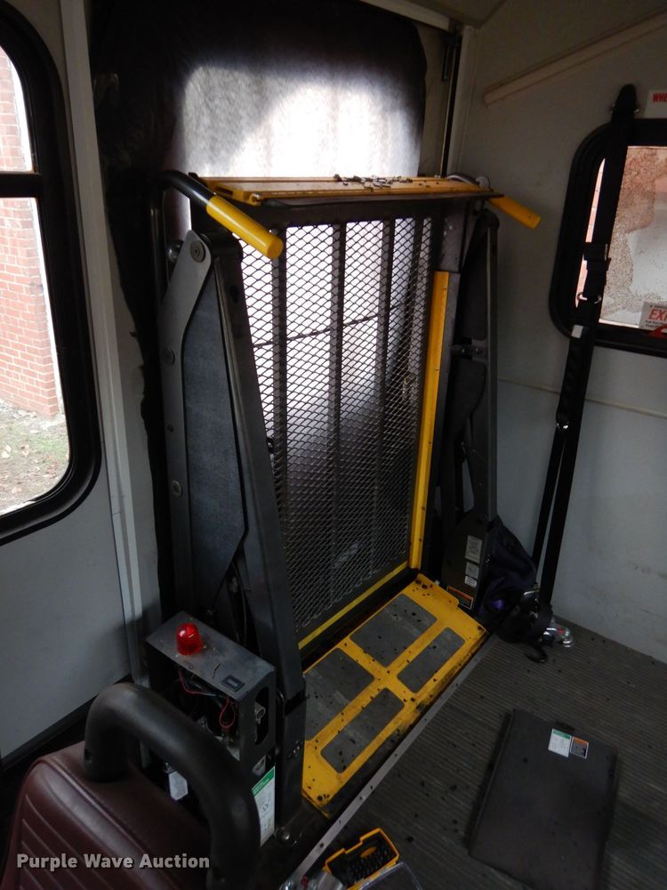 image for item GF9987 2008 Ford Econoline E450 shuttle bus