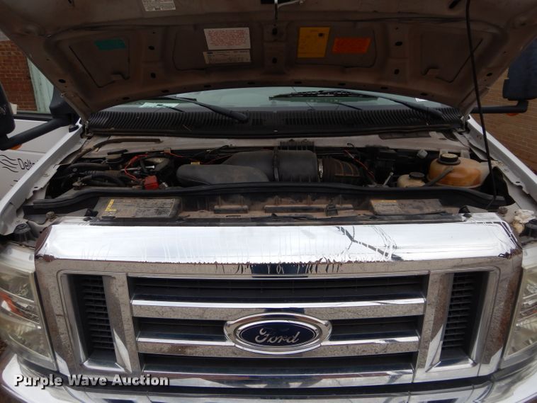 image for item GF9987 2008 Ford Econoline E450 shuttle bus