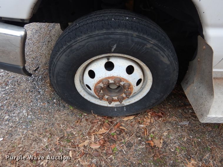 image for item GF9987 2008 Ford Econoline E450 shuttle bus