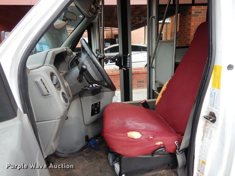 image for item GF9998 2010 Ford Econoline E350 shuttle bus