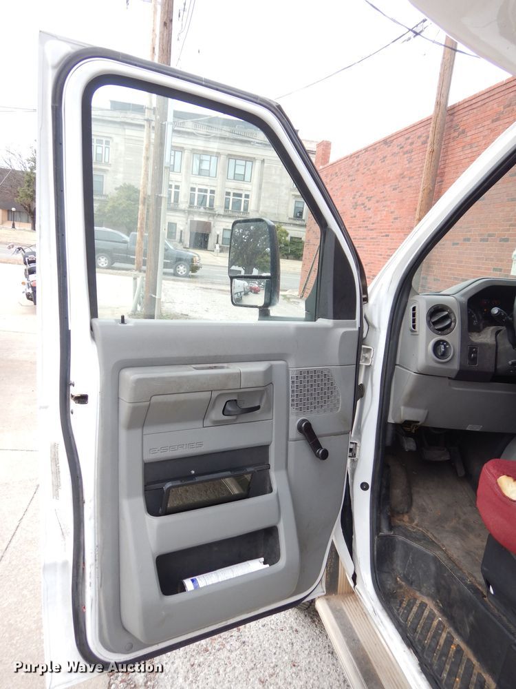 image for item GF9998 2010 Ford Econoline E350 shuttle bus