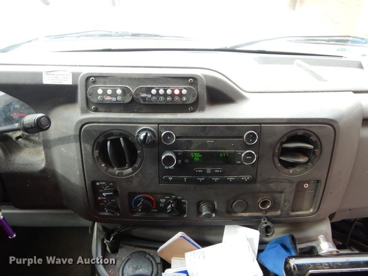 image for item GF9998 2010 Ford Econoline E350 shuttle bus