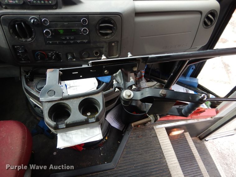 image for item GF9998 2010 Ford Econoline E350 shuttle bus