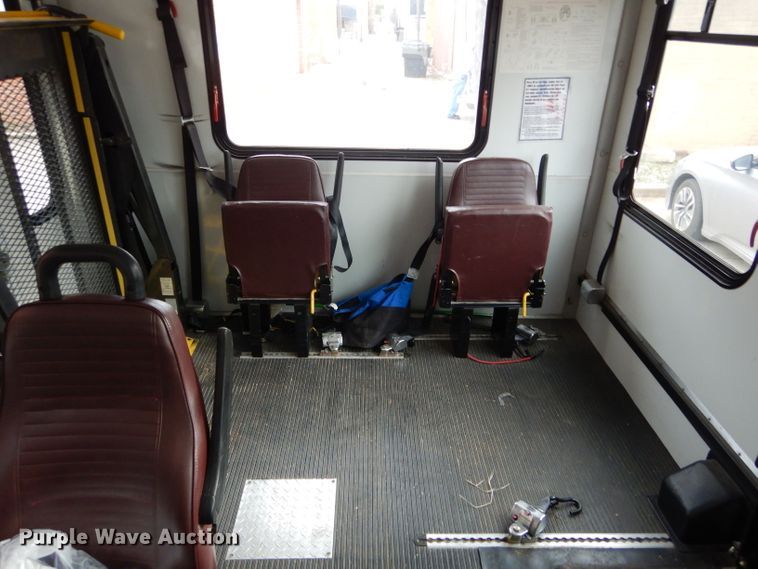 image for item GF9998 2010 Ford Econoline E350 shuttle bus