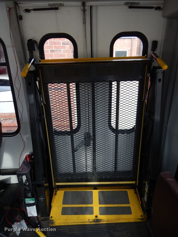 image for item GF9998 2010 Ford Econoline E350 shuttle bus