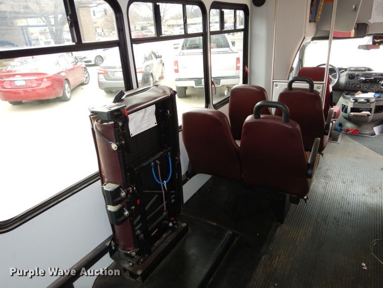 image for item GF9998 2010 Ford Econoline E350 shuttle bus