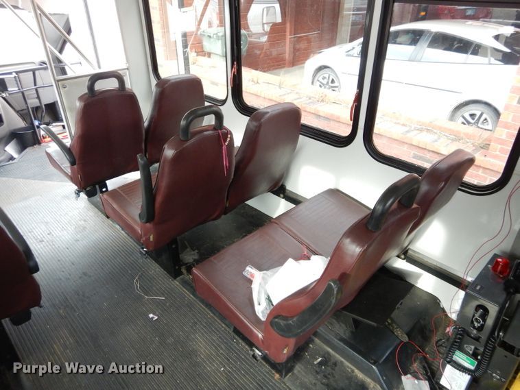 image for item GF9998 2010 Ford Econoline E350 shuttle bus