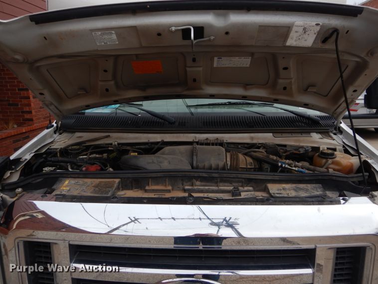 image for item GF9998 2010 Ford Econoline E350 shuttle bus