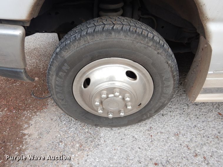 image for item GF9998 2010 Ford Econoline E350 shuttle bus