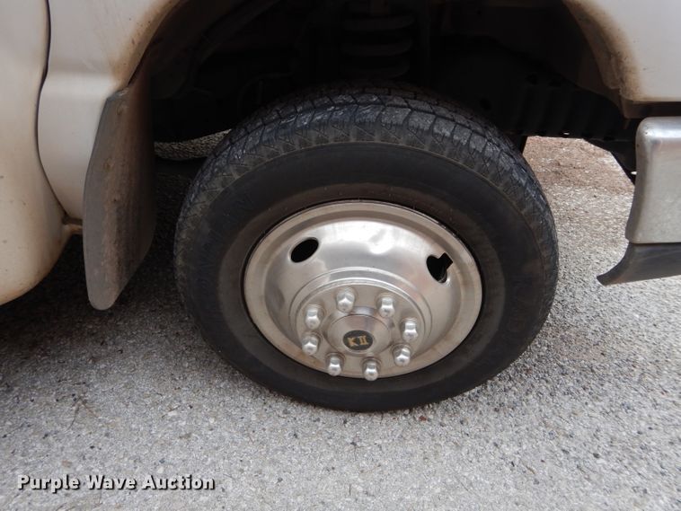 image for item GF9998 2010 Ford Econoline E350 shuttle bus