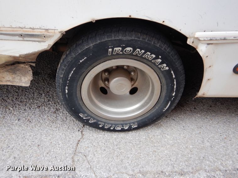 image for item GF9998 2010 Ford Econoline E350 shuttle bus