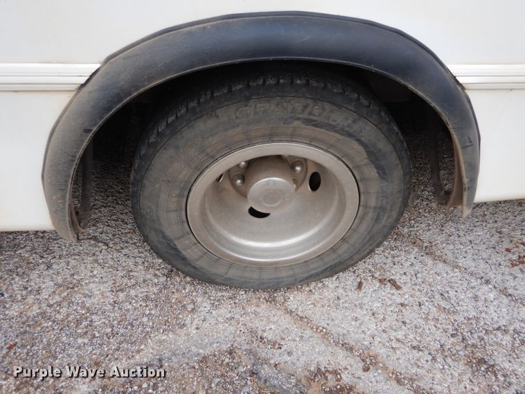 image for item GF9998 2010 Ford Econoline E350 shuttle bus