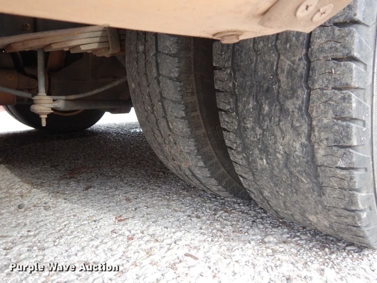 image for item GF9998 2010 Ford Econoline E350 shuttle bus