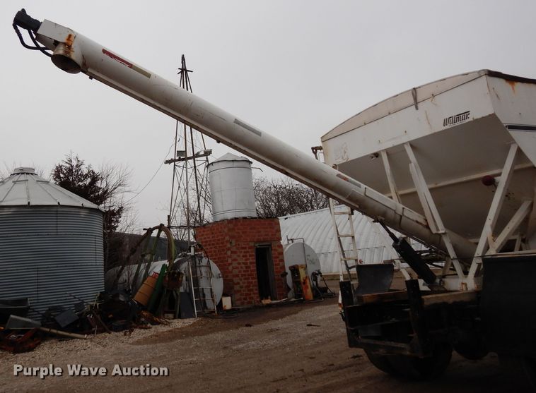 image for item DE4289 1988 Ford F600 fertilizer tender truck