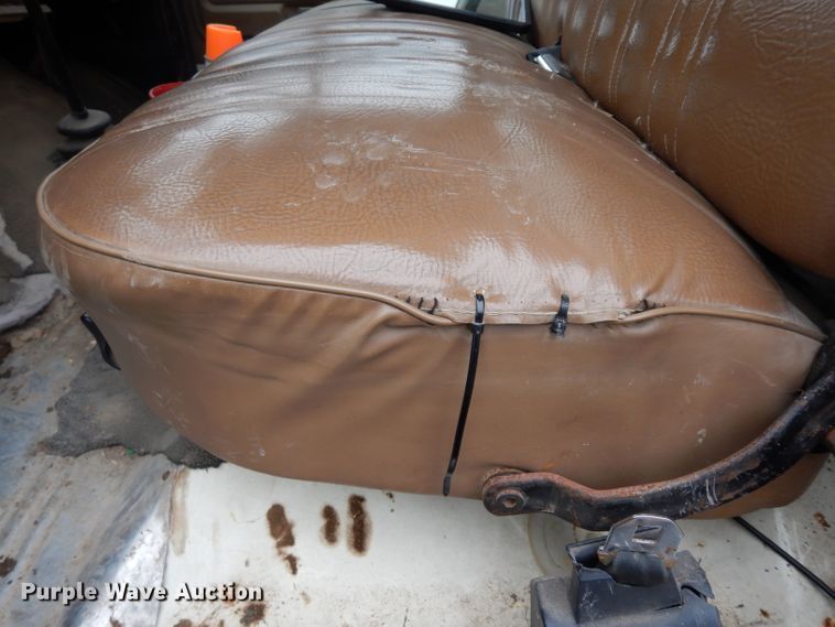 image for item DE4289 1988 Ford F600 fertilizer tender truck