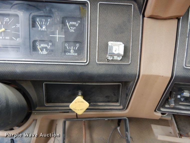 image for item DE4289 1988 Ford F600 fertilizer tender truck