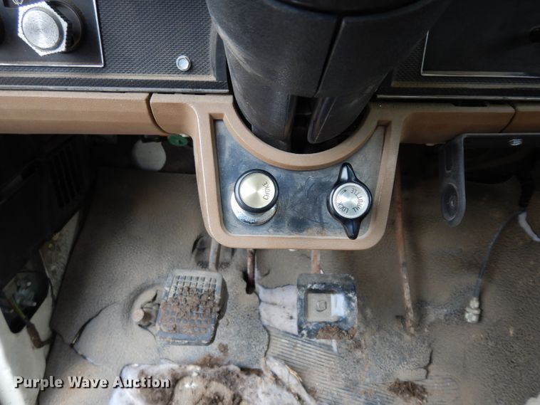 image for item DE4289 1988 Ford F600 fertilizer tender truck