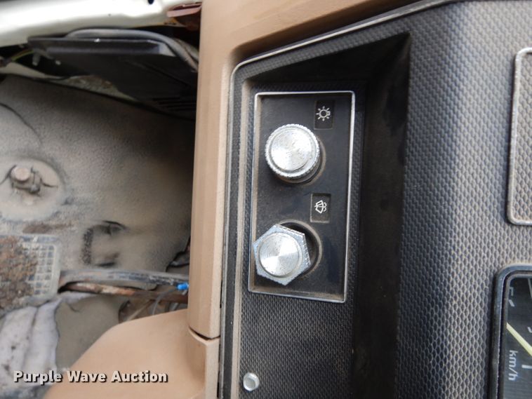 image for item DE4289 1988 Ford F600 fertilizer tender truck